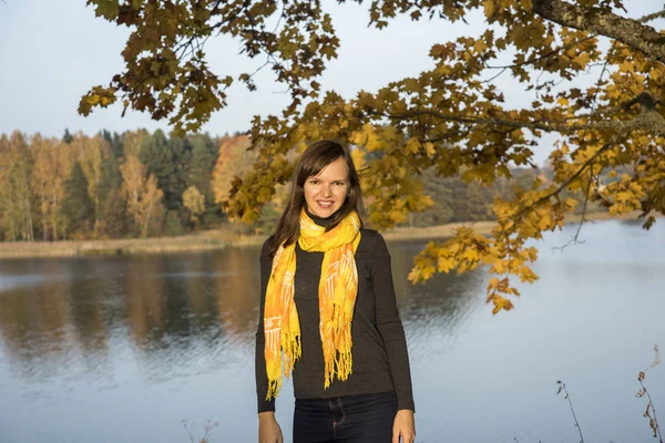 Gadis muda di pantai danau. Sunny Autumn Day . — Stok Foto