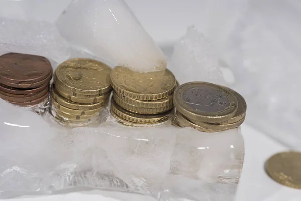 Zmrazené euromince v ledu. Abstraktní fotografie v bankovnictví. — Stock fotografie