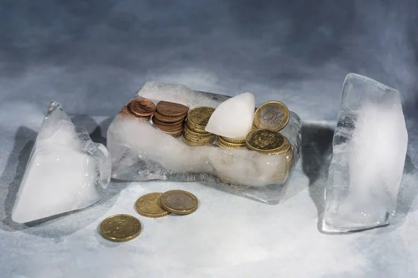 Zmrazené euromince v ledu. Abstraktní fotografie v bankovnictví. — Stock fotografie