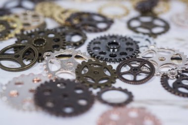 Saat dişli tekerlekler masada. Retro saat onarım soyut fotoğraf