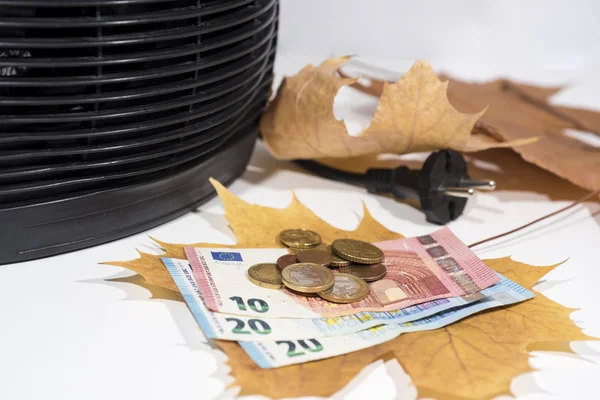 Деньги за отопление счета с черным обогревателем на белом фоне. Осенний сезон . — стоковое фото