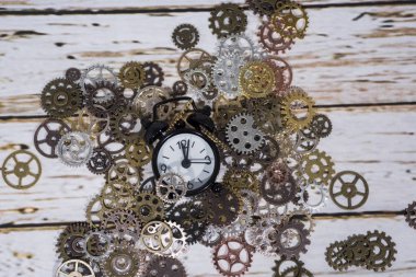 Saat dişli tekerlekler masada. Retro saat onarım soyut fotoğraf
