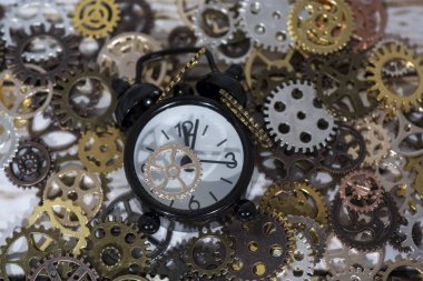 Saat dişli tekerlekler masada. Retro saat onarım soyut fotoğraf