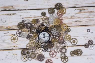 Saat dişli tekerlekler masada. Retro saat onarım soyut fotoğraf