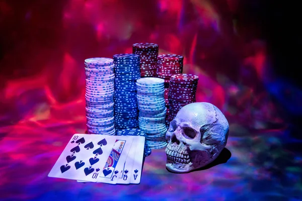 Casino foto astratta. Gioco di poker su sfondo rosso. Tema del gioco d'azzardo. — Foto Stock