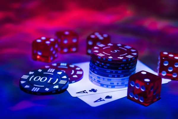 Foto abstrak kasino. Permainan Poker dengan latar belakang merah. Tema judi. — Stok Foto