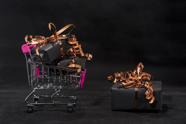 Caja de regalo negra. Foto abstracta Viernes Negro. Composición de compras y ventas . —  Fotos de Stock