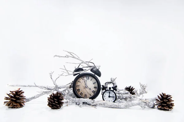 З Новим 2019 роком. Зимове святкування з будильником. Абстрактна різдвяна композиція . — стокове фото