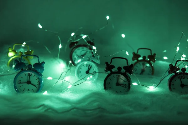 Feliz Año Nuevo 2019. Celebración de invierno con despertador. Resumen Composición navideña . — Foto de Stock