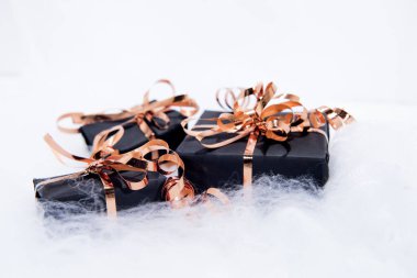 Kara hediye kutusu. Kara Cuma soyut fotoğrafı. Alışveriş ve satış kompozisyonu.