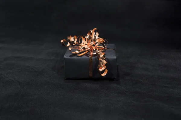 Caja de regalo negra. Foto abstracta Viernes Negro. Composición de compras y ventas . — Foto de Stock