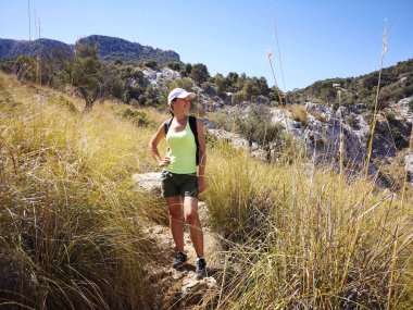 Mallorca Adası. Geçitten geçiyor.