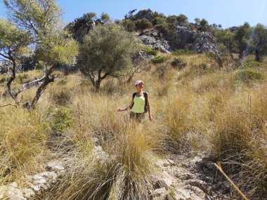 Mallorca Adası. Geçitten geçiyor.