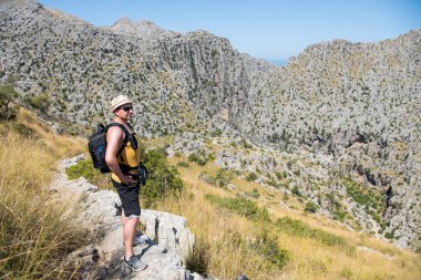 Mallorca Adası. Geçitten geçiyor.