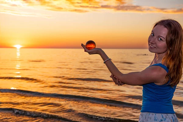 Schöne Junge Frau Entspannt Sich Bei Sonnenuntergang — Stockfoto