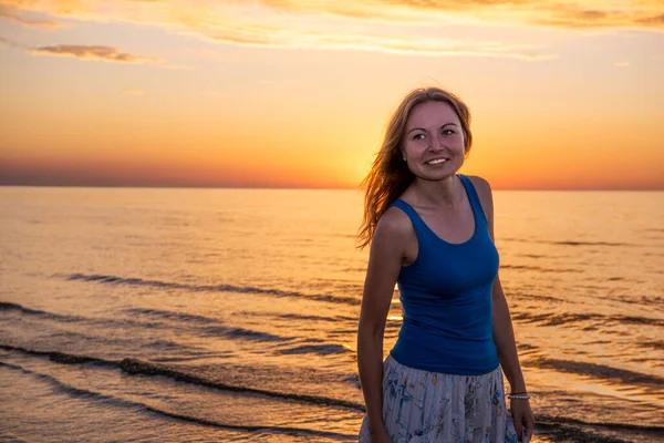 Wanita Muda Yang Cantik Santai Saat Matahari Terbenam — Stok Foto
