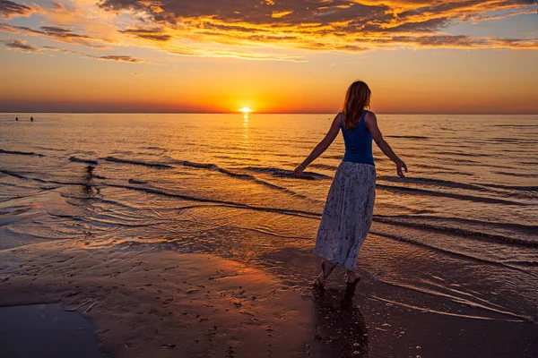 美しい若い女性が夕日でリラックス ストック写真