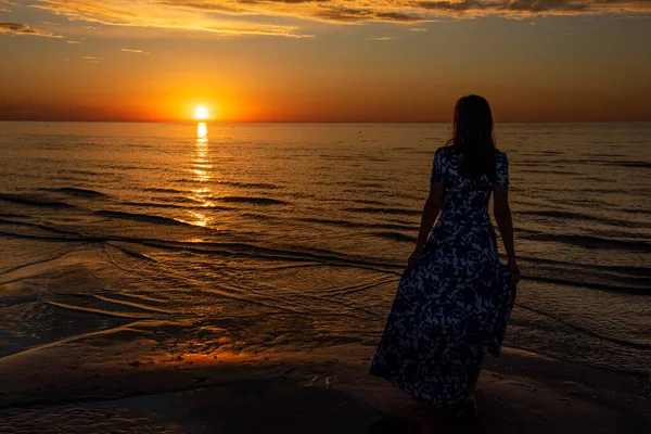 Hermosa Mujer Joven Relajándose Atardecer Imagen de stock