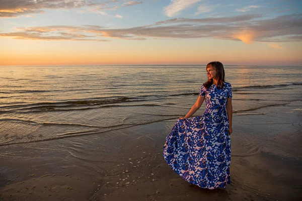 Schöne Junge Frau Entspannt Sich Bei Sonnenuntergang lizenzfreie Stockfotos