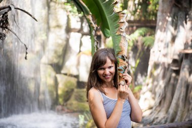 Mallorca Adası. Mallorca dağlarında genç bir kadın.