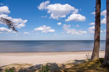 Deniz kıyısı güneşli yaz gününde bulutlu.