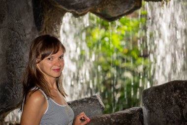 Mallorca Adası. Mallorca dağlarında genç bir kadın.