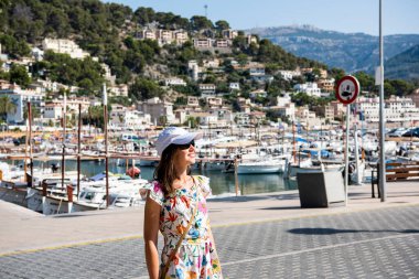 Mallorca Adası. Mallorca dağlarında genç bir kadın.