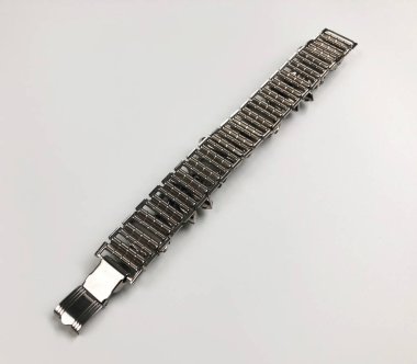 Beyaz arka planda erkek bileziği. Yakın plan..