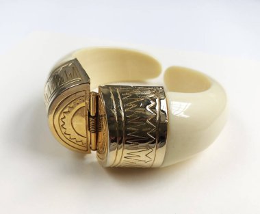 Beyaz arka planda bir bileziğin yakın plan fotoğrafı.