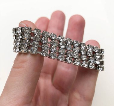 Mücevher bilekliği en güzel düğün aksesuarlarından biridir.