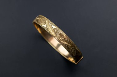 Siyah arkaplanda altın bir halka, yakın plan, sığ alan derinliği
