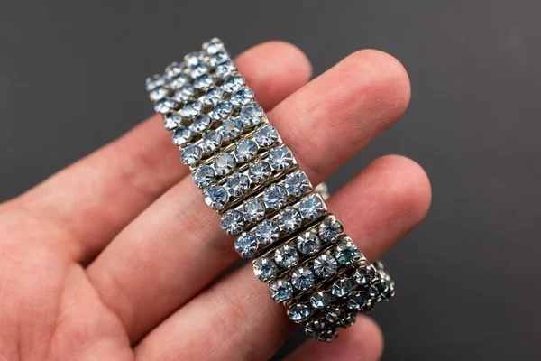 Smykker Armbånd Med Diamanter Hånden Sort Baggrund - Stock-foto