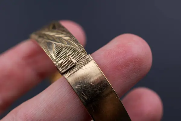Close Golden Bracelet Man Finger — Stock Photo, Image