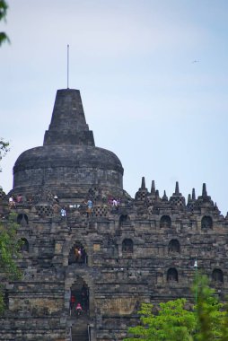 Borobudur Tapınağı uzaktan görülen üst 