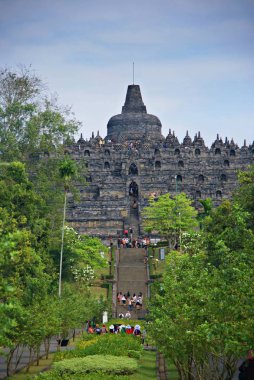 Borobudur Tapınağı uzaktan görülen üst 