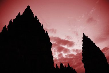 Prambanan Tarihi Kompleksinin güzel silueti