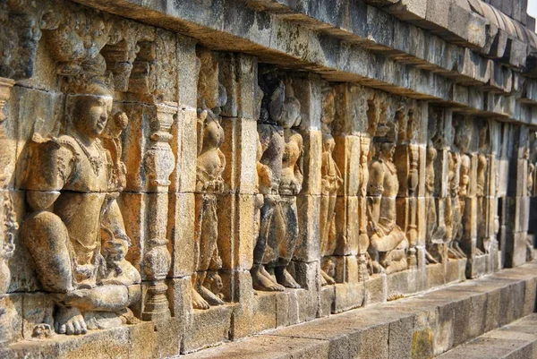 またはジョグ ジャカルタ インドネシアのボロブドゥール寺院の壁の彫刻 — ストック写真