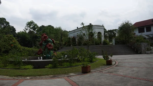 Kebun Indah Dengan Air Mancur Dan Pilar Kolom Kuala Lumpur — Stok Foto