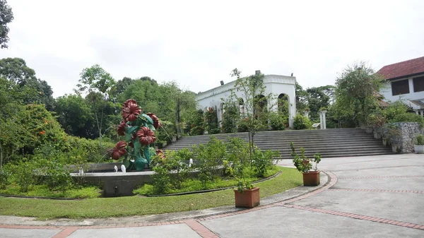 Kebun Indah Dengan Air Mancur Dan Pilar Kolom Kuala Lumpur — Stok Foto