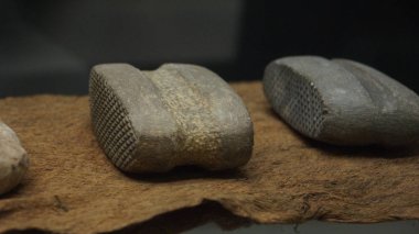 Kabuk bez Tokmaklar - beat ve bir bez yapmak için ağaç kabuğu yumuşatmak için kullanılan yazılı criss-cross hattı ile taş aletler