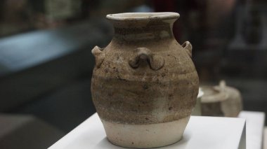 Ekranda eski kil çömlek parçaları