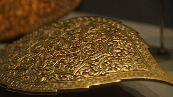 Cintura Ouro Fivela Incrustada Com Pedras Preciosas Modelo Tendrills Fábrica Imagens Royalty-Free