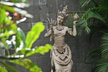 Endonezya 'nın geleneksel giysileri içinde güzel kadın heykeli