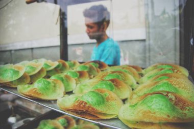 Geleneksel Endonezya atıştırma veya Jakarta sokakta satış kueh
