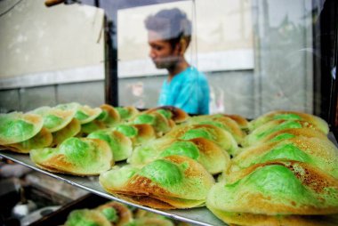 Geleneksel Endonezya atıştırma veya Jakarta sokakta satış kueh