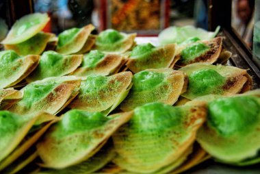 Geleneksel Endonezya atıştırma veya Jakarta sokakta satış kueh