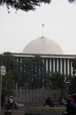 Güneydoğu Asya'nın en büyük Camisi ve üçüncü büyük Sünni cami içinde dönem-in kapasite İstiklâl camiidir Jakarta, Endonezya