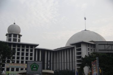 Güneydoğu Asya'nın en büyük Camisi ve üçüncü büyük Sünni cami içinde dönem-in kapasite İstiklâl camiidir Jakarta, Endonezya