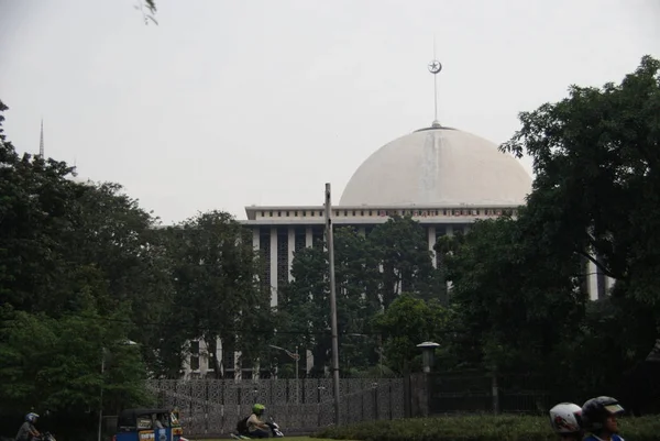 Istiqlal モスク インドネシアのジャカルタでは東南アジアで最大のモスクと容量の言葉の 番目に大きいスンニ派のモスク — ストック写真