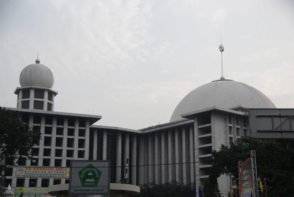 Istiqlal モスク インドネシアのジャカルタでは東南アジアで最大のモスクと容量の言葉の 番目に大きいスンニ派のモスク — ストック写真